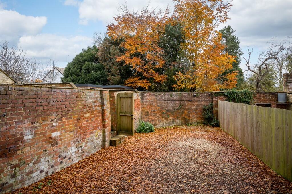 35 - 23 Querns Lane - GL7 1RL - Web.jpg