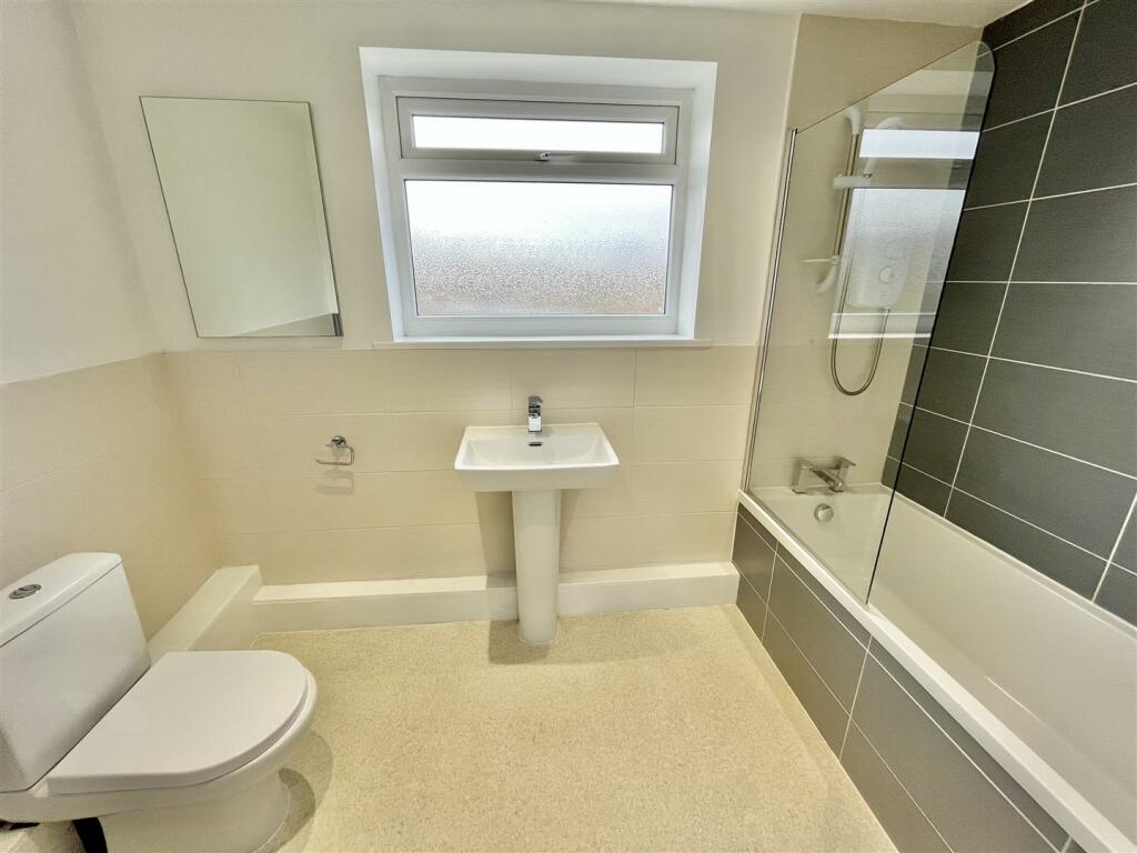 En Suite Bathroom.jpg