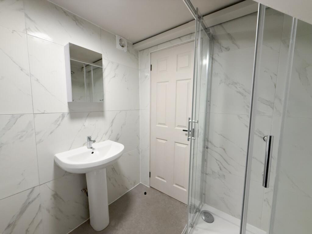 Modern bathroom with clean white marble-effect ...
