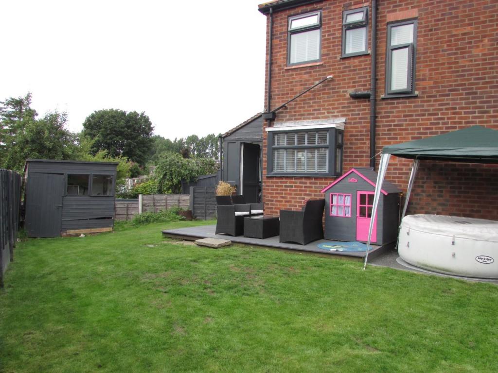 NewtonRd33gdn1.JPG