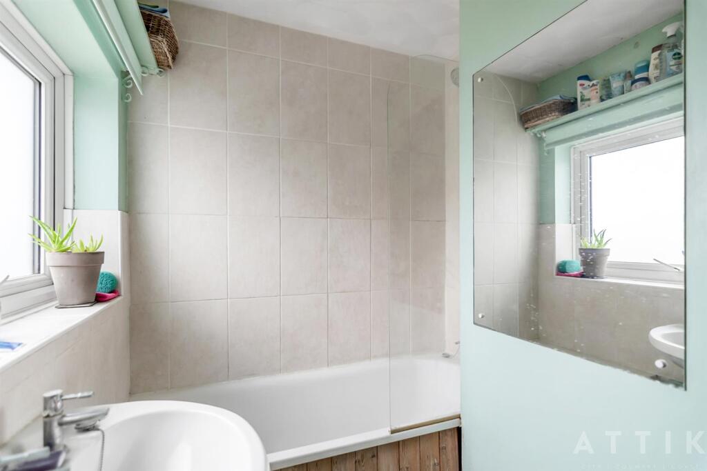 6 Mill Hill Drive Halesworth IP19 8DB (23).jpg