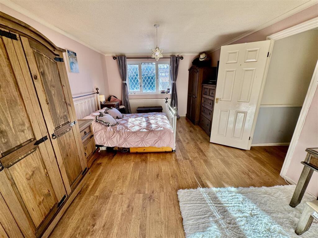 PRINCIPAL BEDROOM