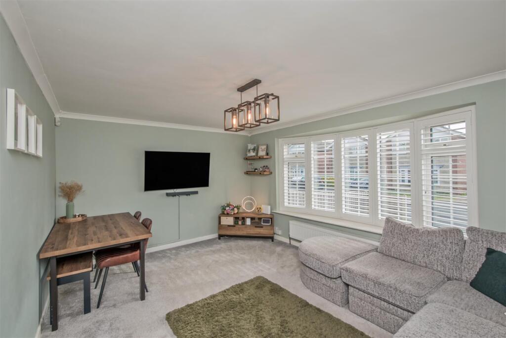 Living Room / Dining Area: