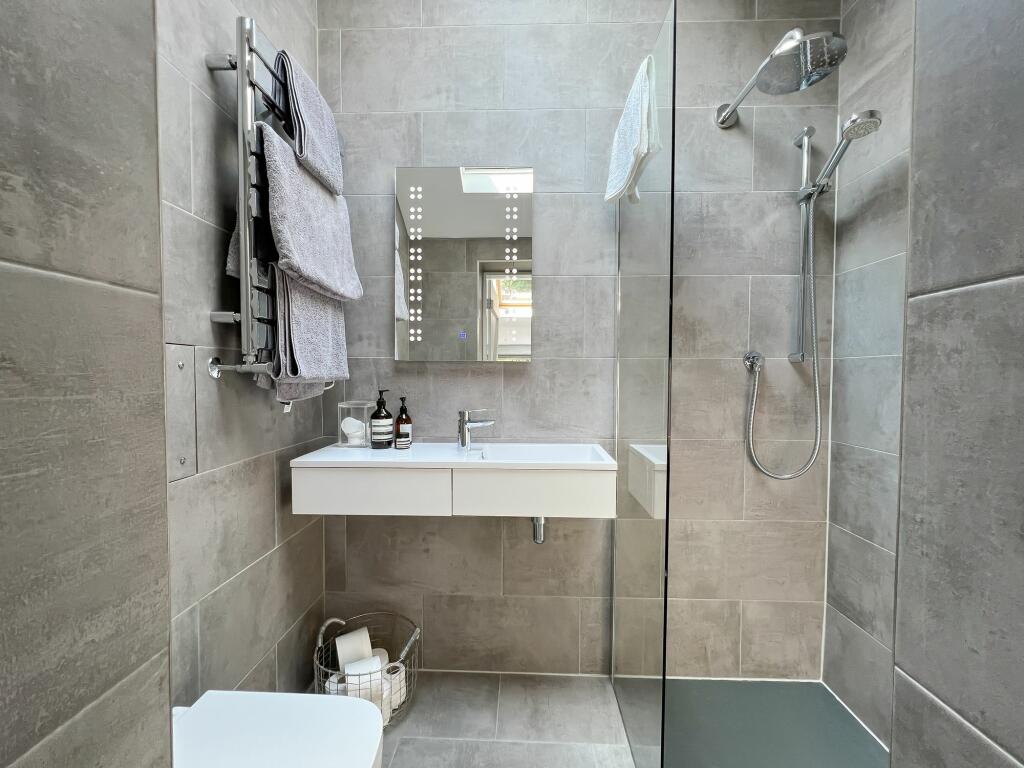 EN-SUITE SHOWER ROOM