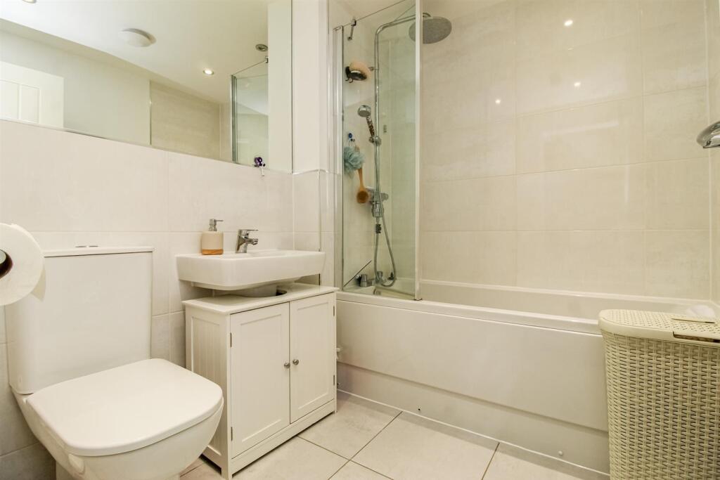 BATHROOM/W.C.