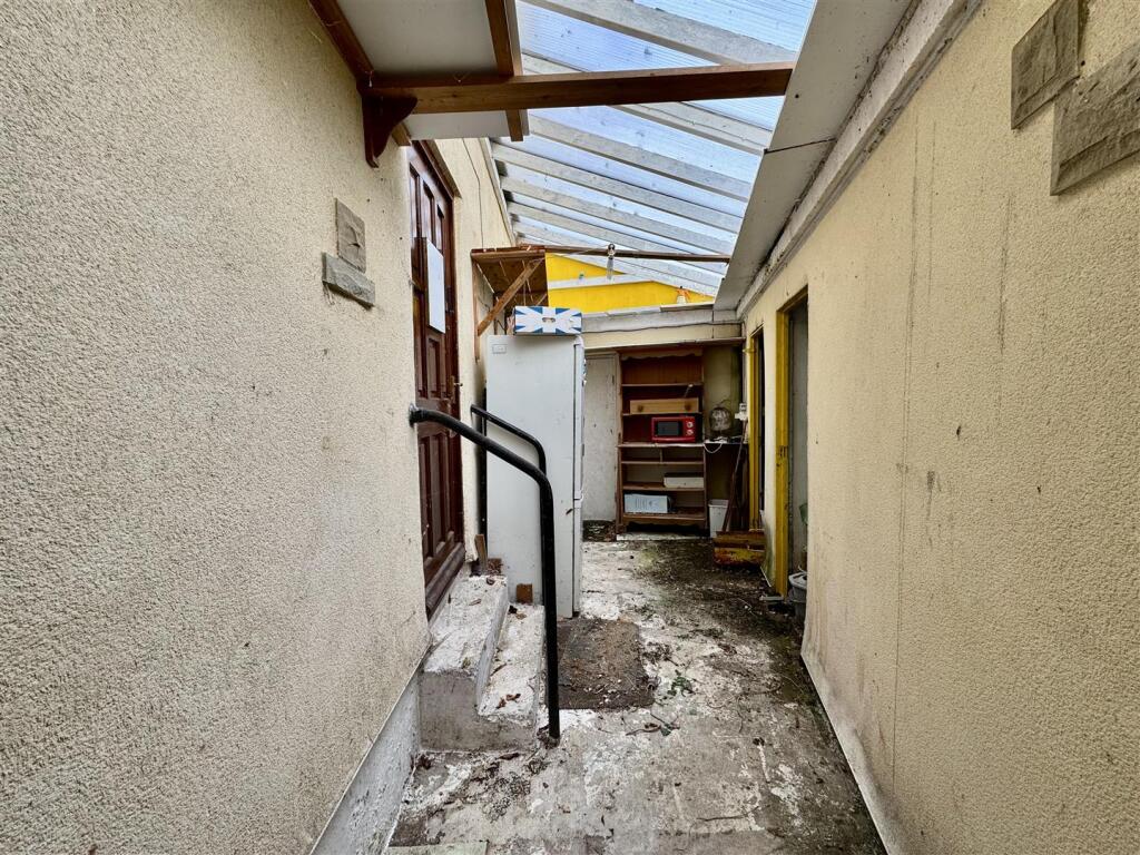 LEAN-TO / STORAGE ROOMS