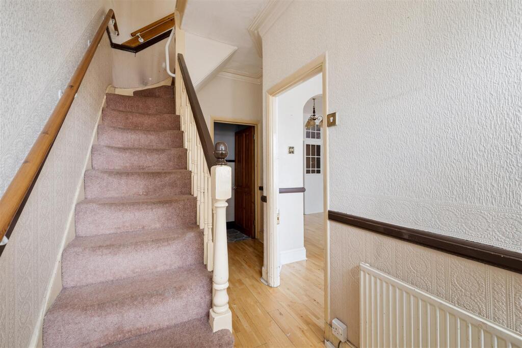 Selwyn Avenue, E4