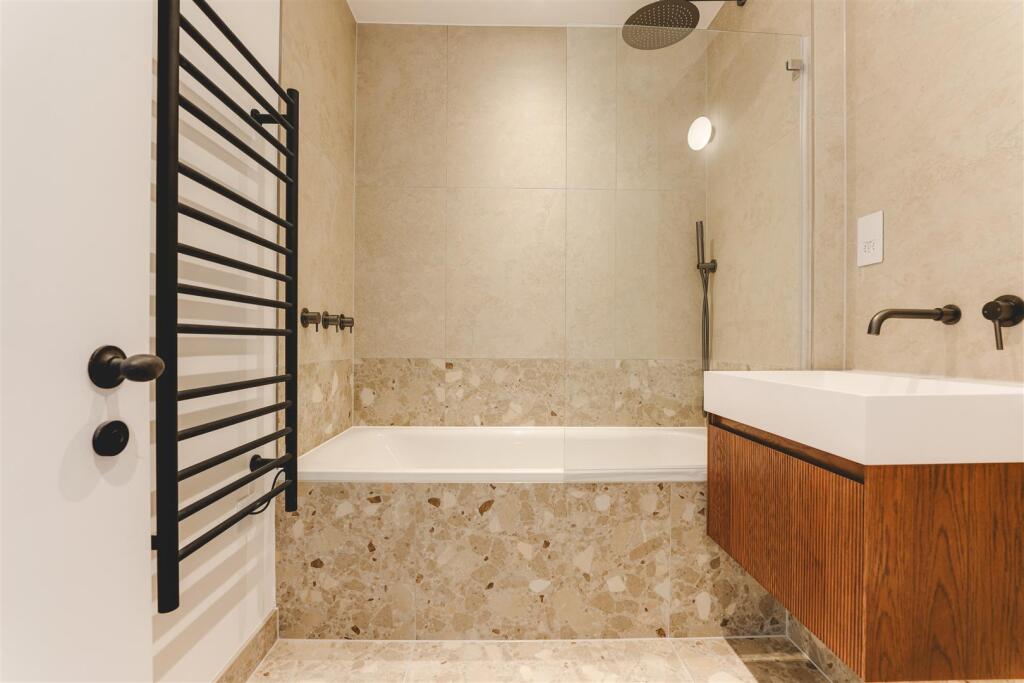 Clissold Crescent-1.jpg