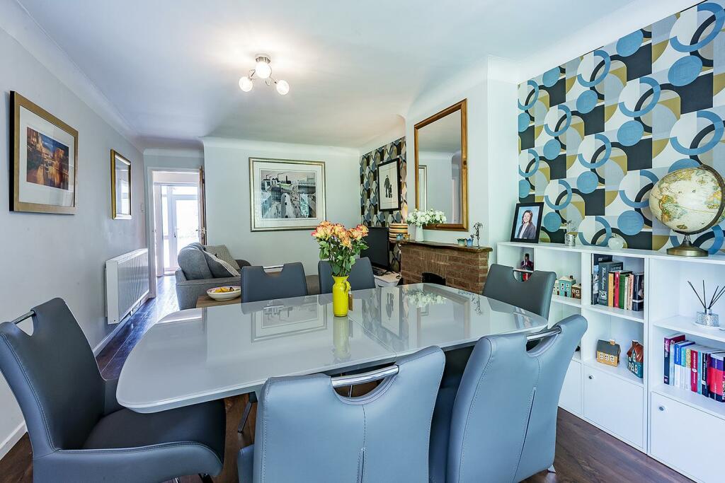 Living room/Dining area