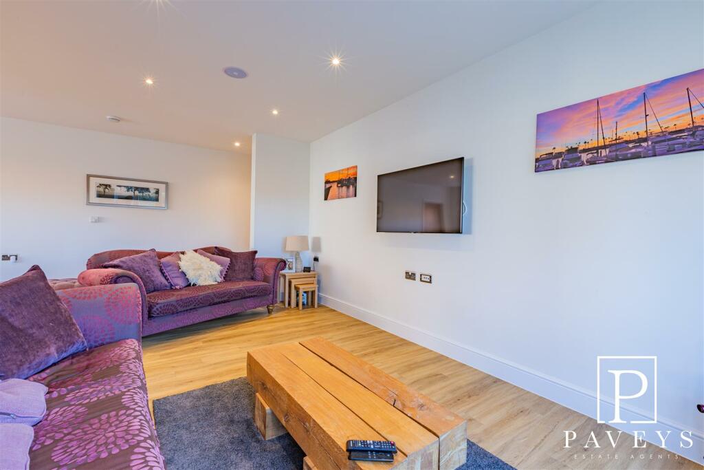 LOUNGE/DINER KITCHEN FAMILY ROOM