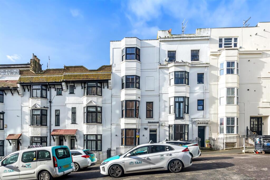 Queens Square, 7-003.jpg