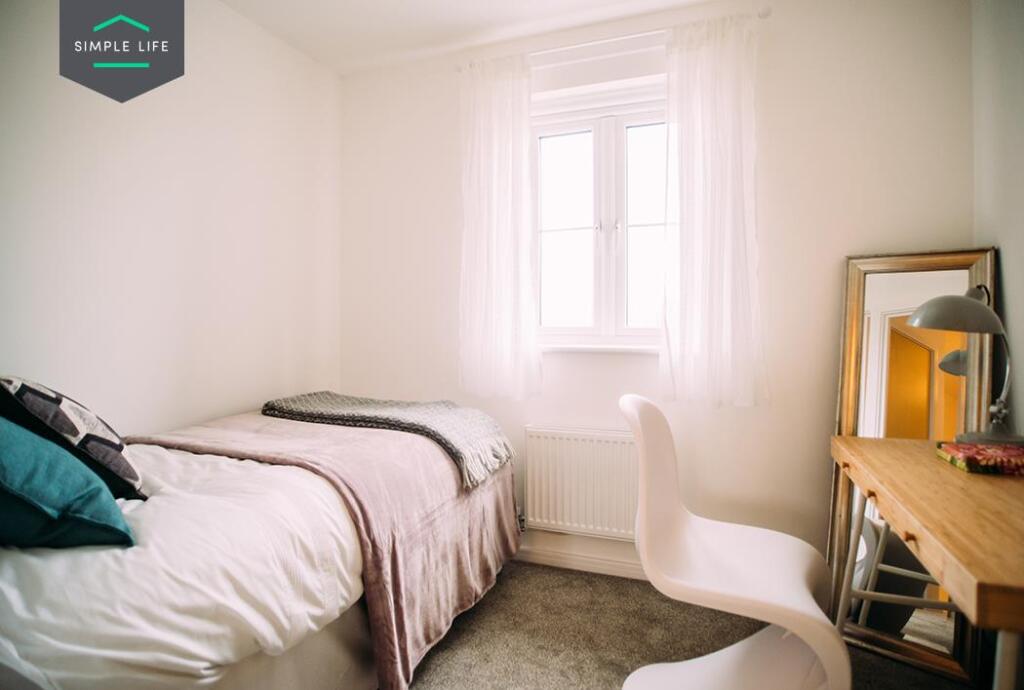 Dee_bedroom2.jpg