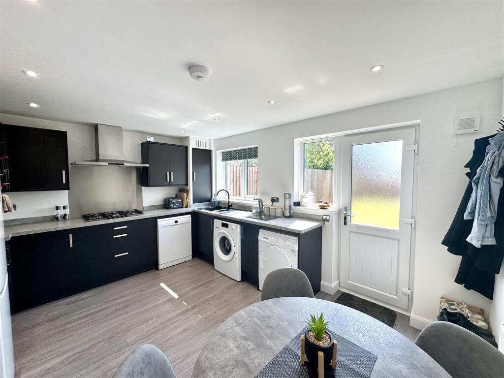 KITCHEN/DINNIG ROOM