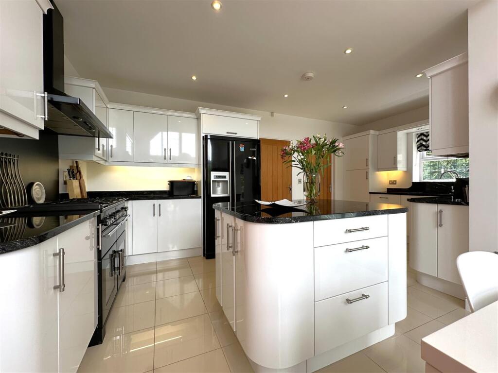 Stunning Contemporary Kitchen 515