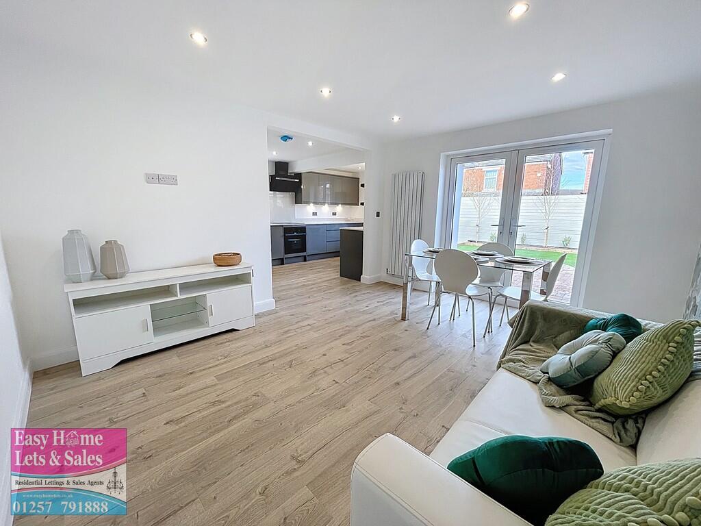 Family/Dining Roo...