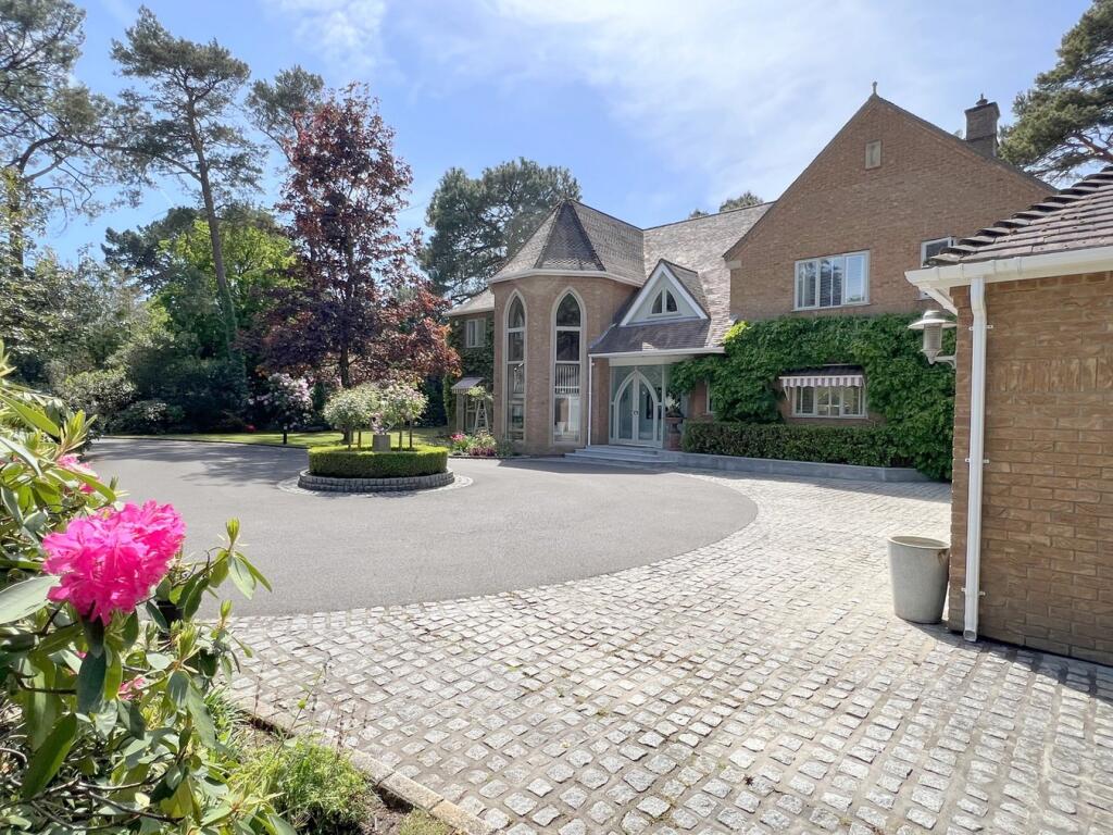 Front parking area/roundabout in summer