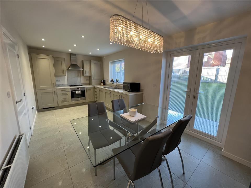 KITCHEN/DINING ROOM