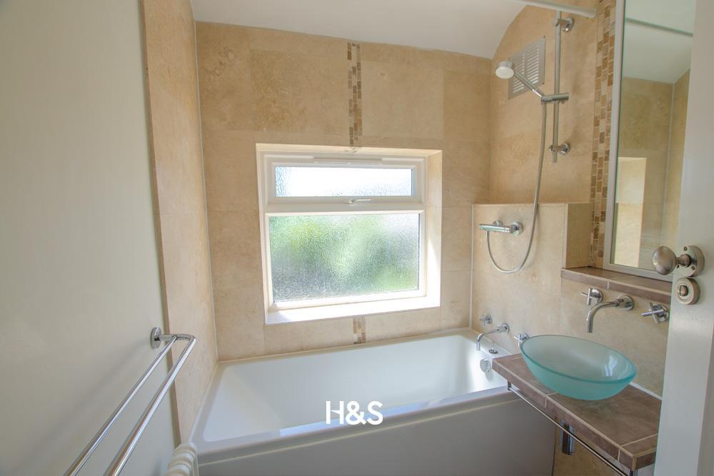 29 Hurdis Road - bathroom.jpg