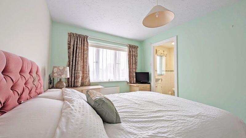 MAIN BEDROOM EN-SUITE