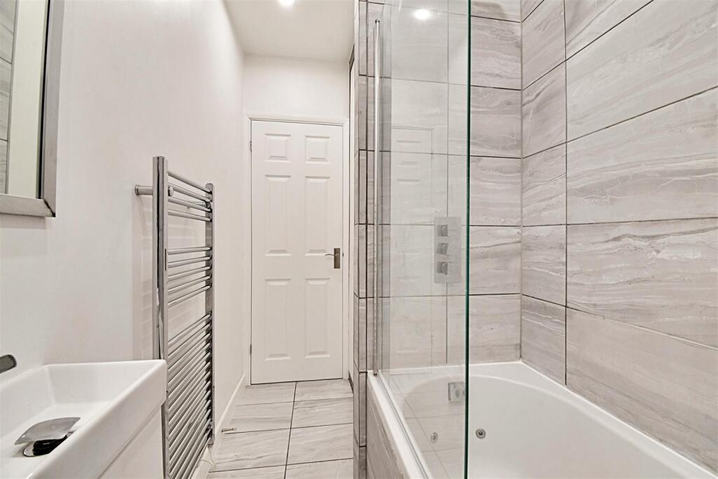 Bathroom 2.jpg