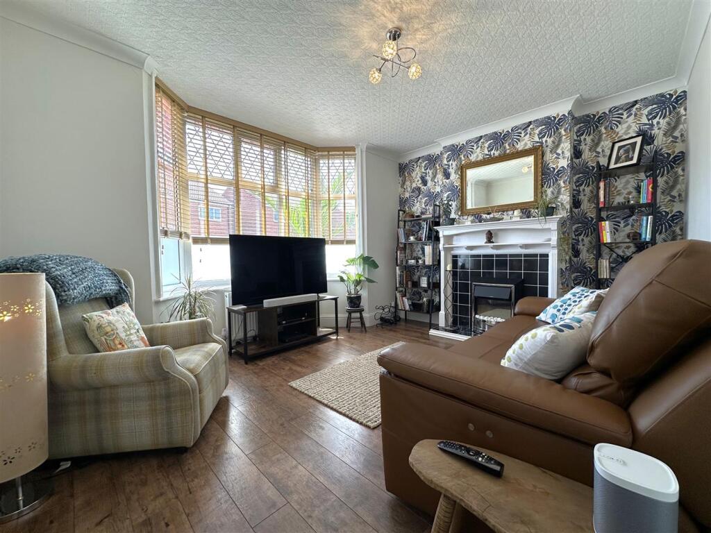 Bay-Fronted lounge 836