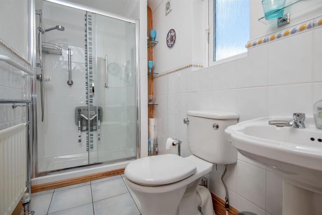 B3 En Suite.jpg