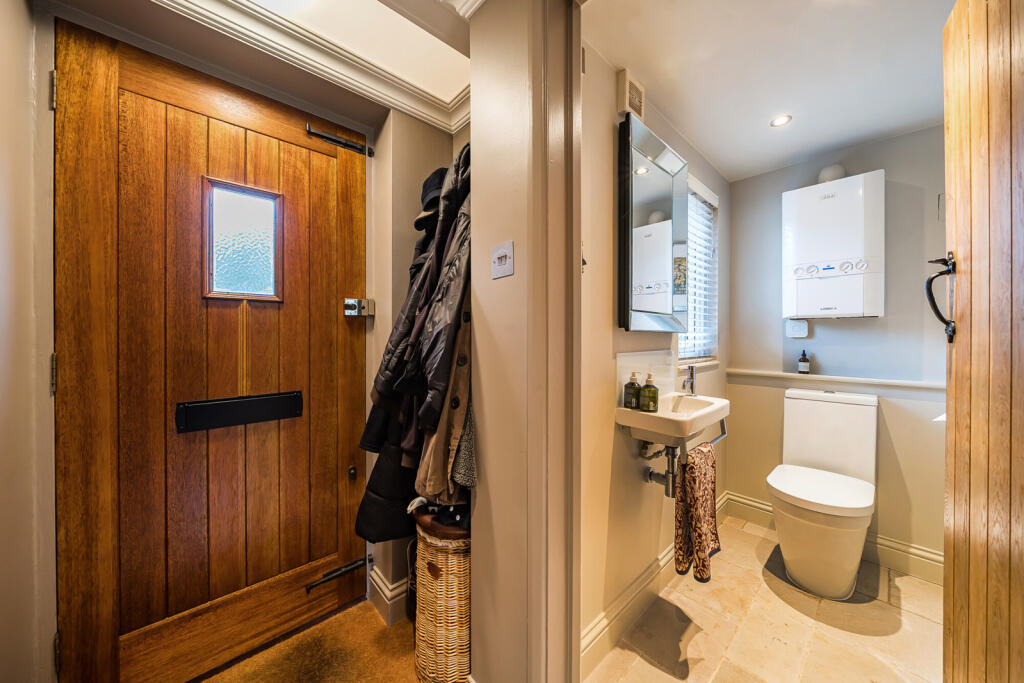 1375848-14-690cbb...