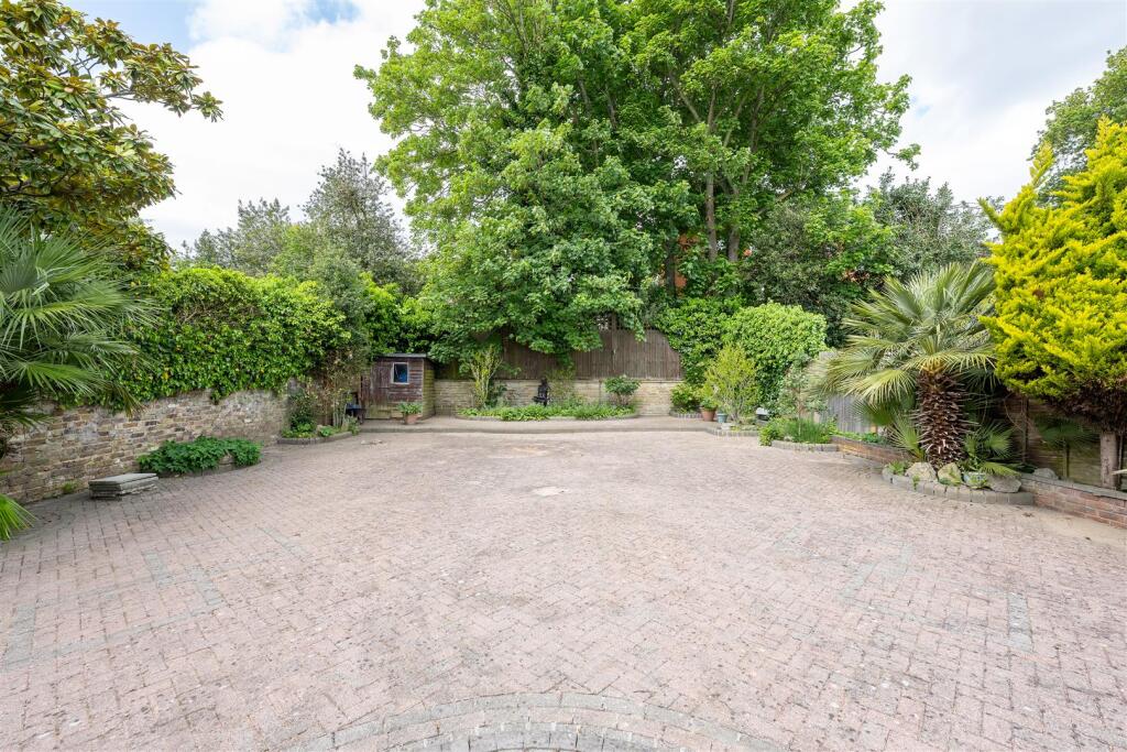 Hermitage Close, E18