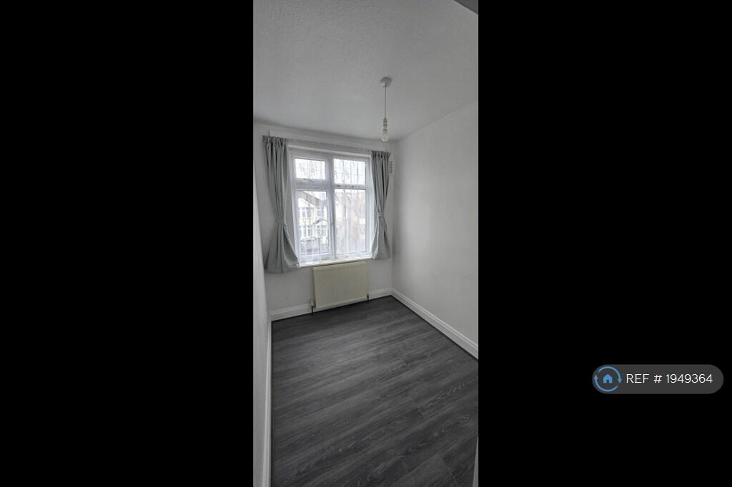 Upstairs Bedroom 3 - Single Bedroom 