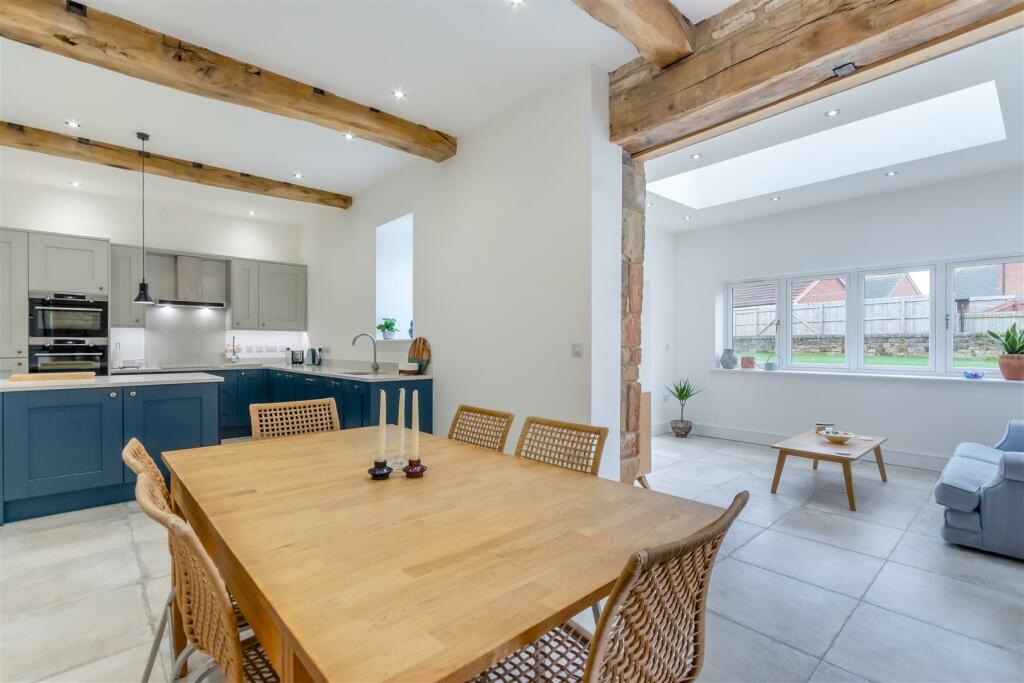 8583926-interior30.jpg