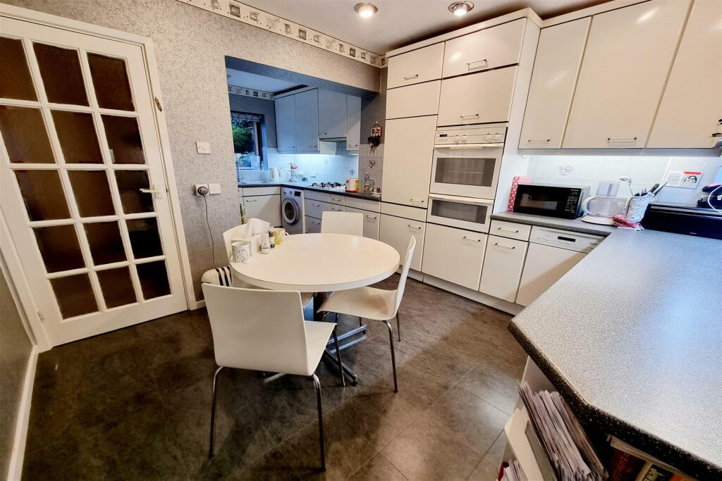 FITTED KITCHEN: PIC. 1