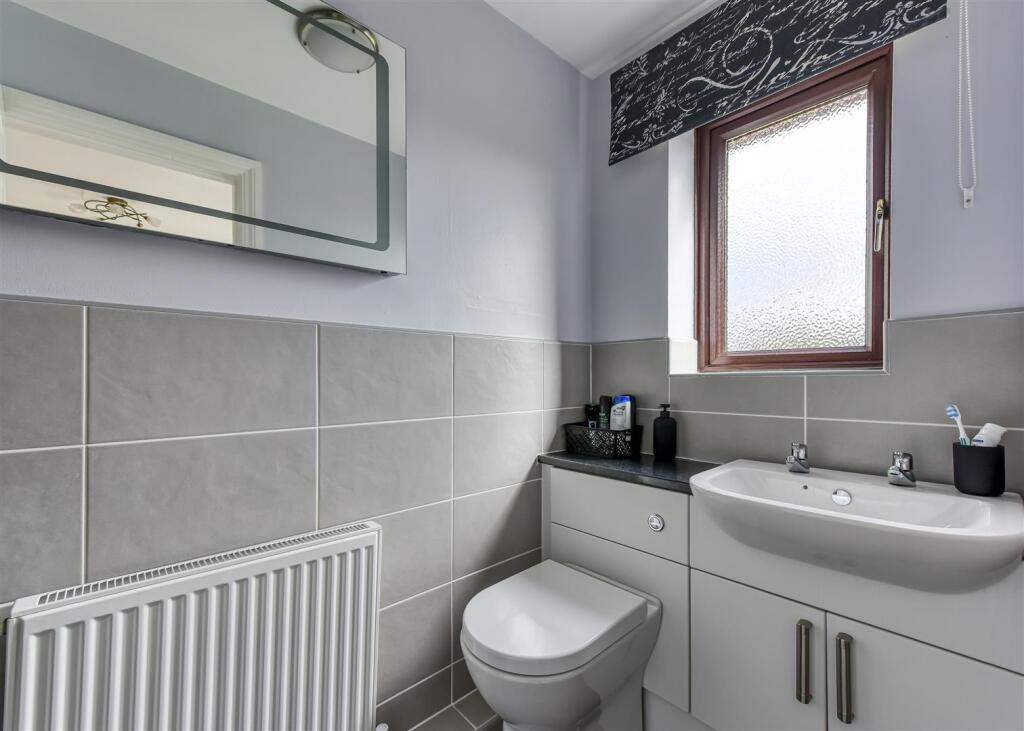 14 Greenacre Drive-bed1 ensuite.jpg