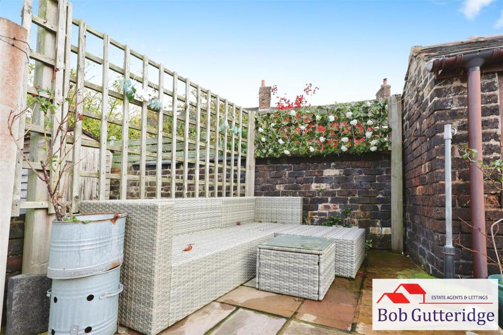 ENCLOSED REAR GARDEN