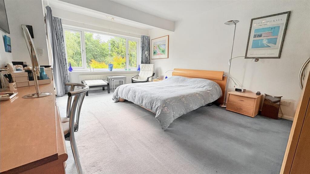 MAIN BEDROOM