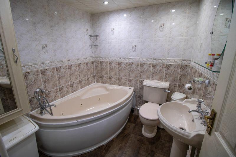 Family bathroom (upper floor)