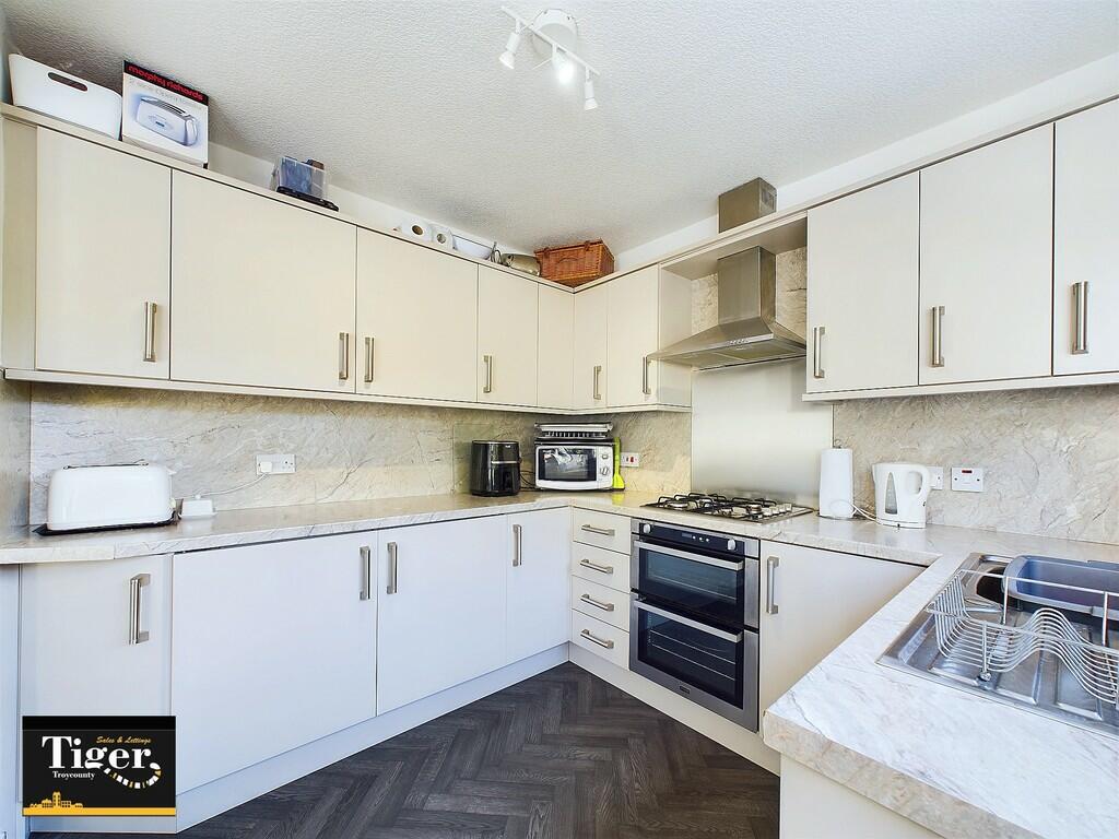 CAM02176G0-PR0359...