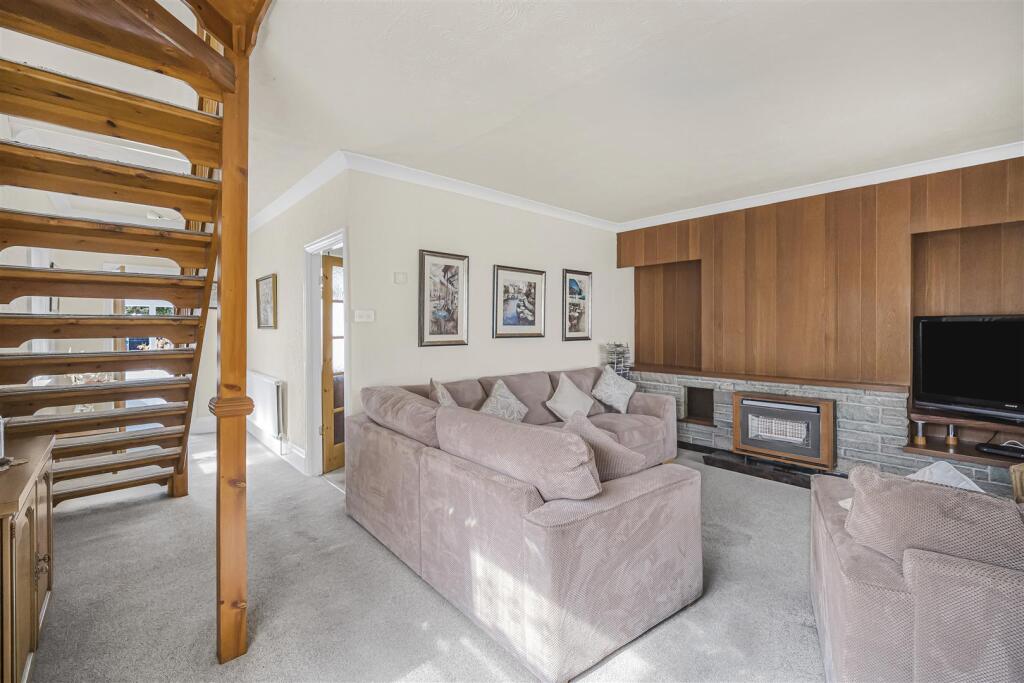 2nd lounge/dining area