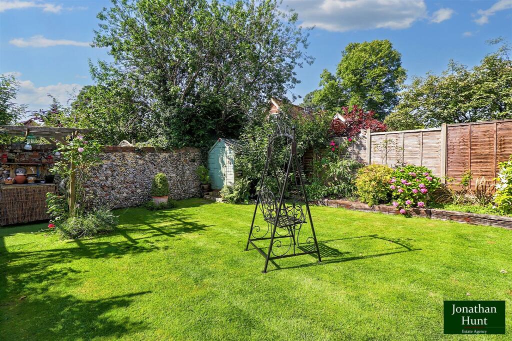 REAR GARDEN pic 2