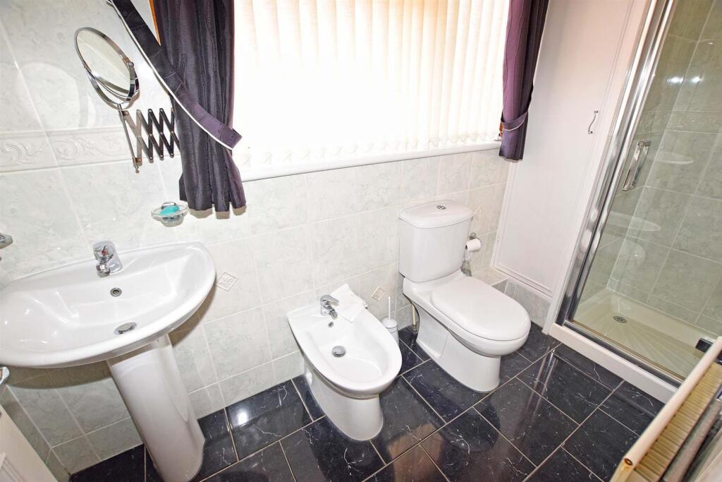 EN-SUITE SHOWER ROOM