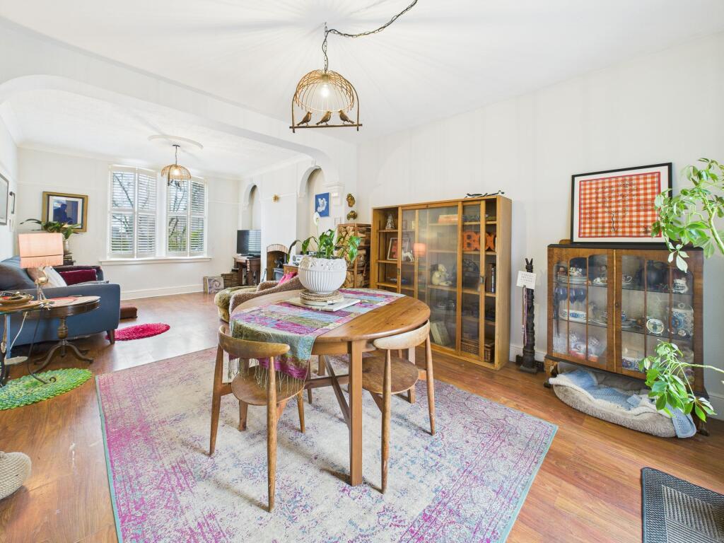 Lounge/Dining Room