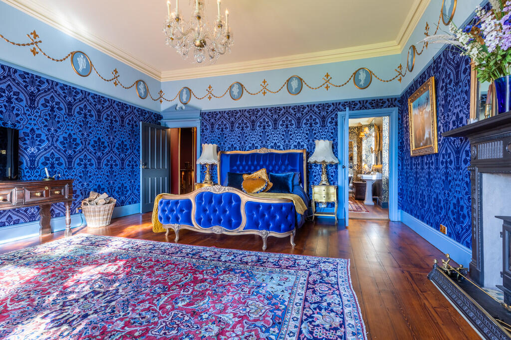 Master Bedroom Su...