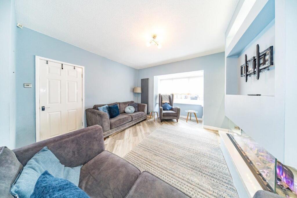 22 Coniston Ave lounge 2.jpg