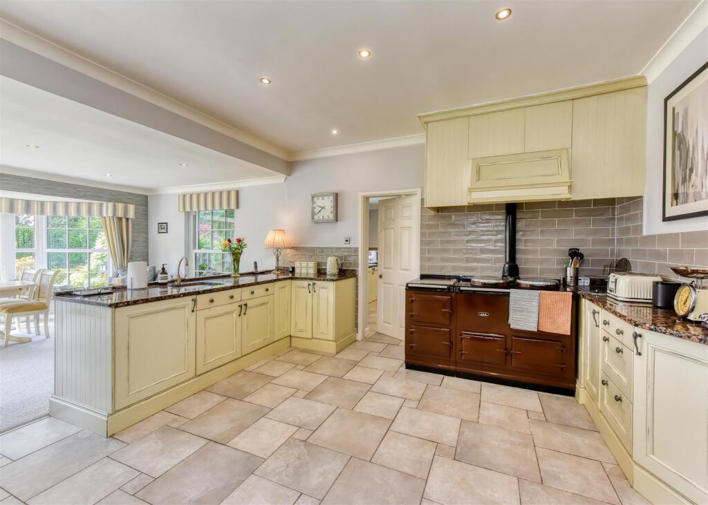 Pine House-kitchen3.jpg