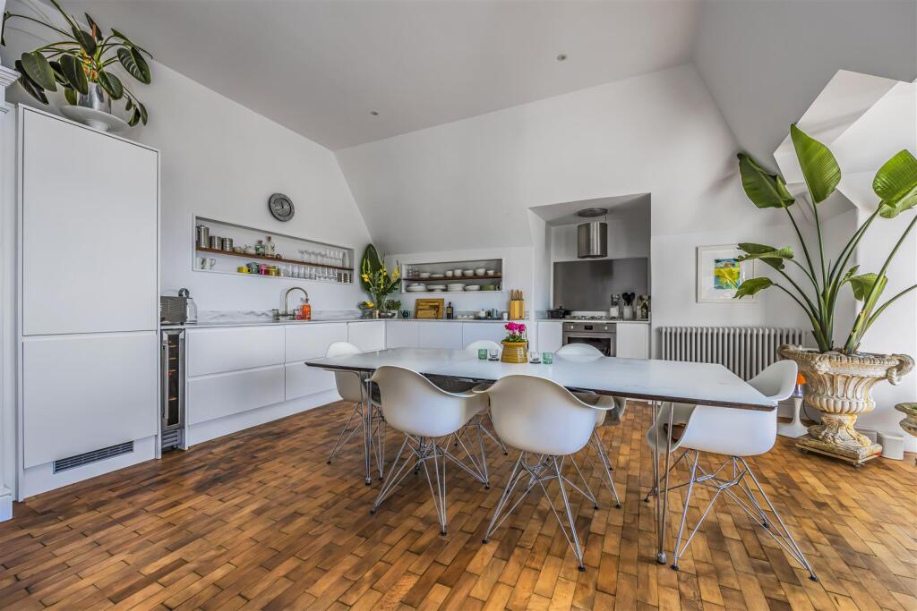 39_MS24_Frontroom_Kitchen.jpg