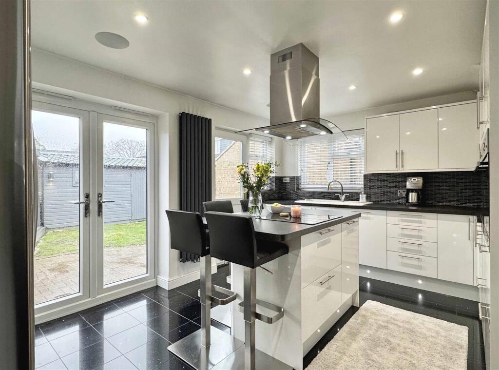 Kitchen b.jpg