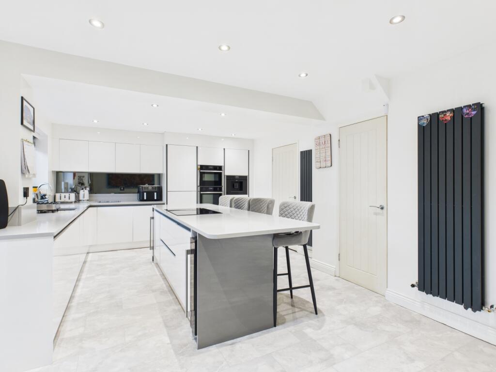 CAM03729G0-PR0181-STILL020