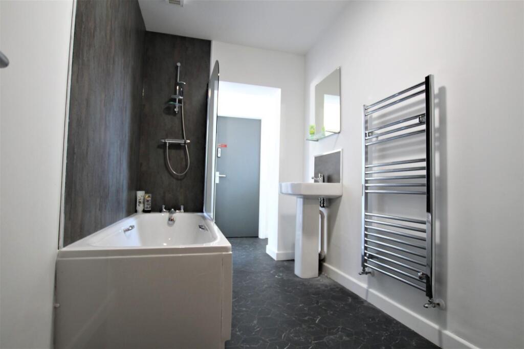 Flat 1 Shared Bath.JPG