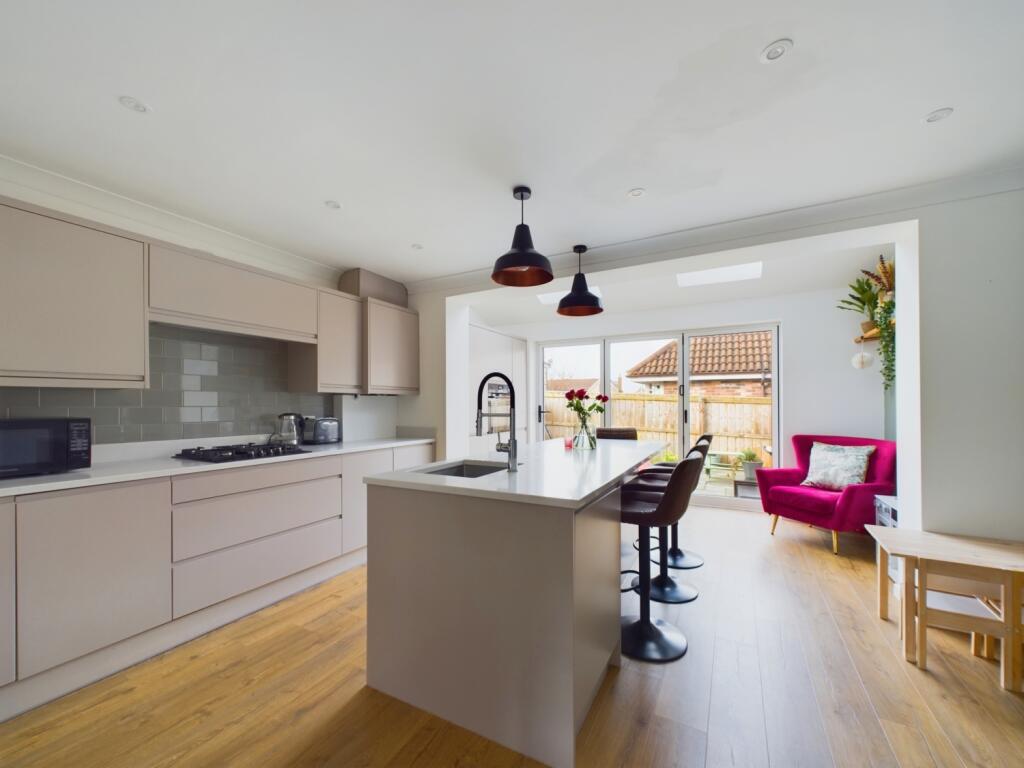 CAM02195G0-PR0065-STILL015