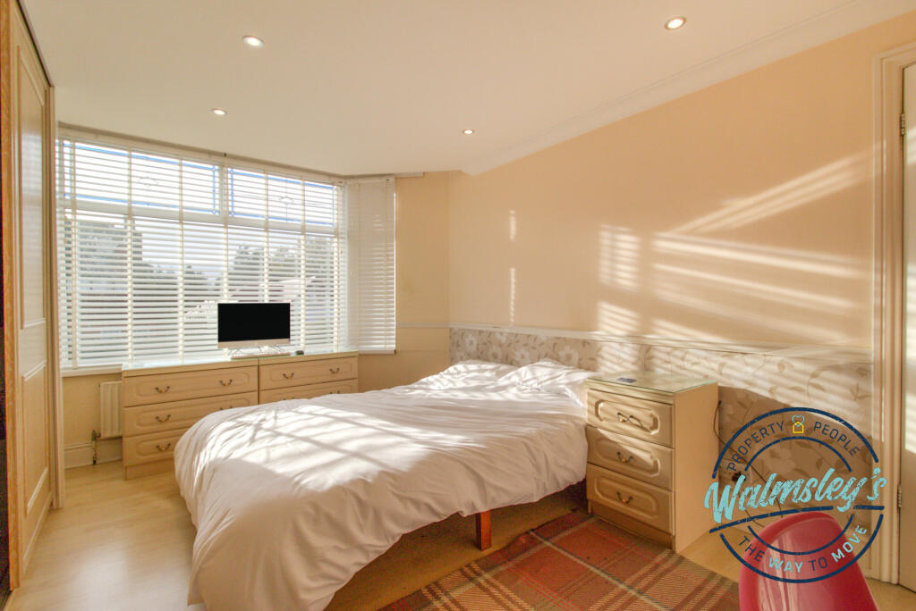 Main bedroom to frontage