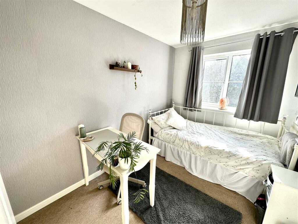 BEDROOM 5